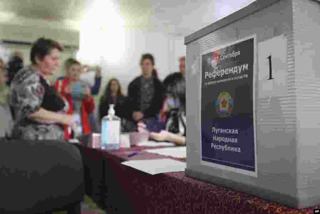Zamjenik predsjednika ruske Centralne izborne komisije Nikolaj Bulajev ranije je rekao da očekuje da će na referendumu učestvovati &quot;stotine hiljada&quot; Ukrajinaca, koji su trenutno u Rusiji. - na fotografiji: ljudi iz ukrajinskog regiona Lugansk, teritorije koju kontroliše vlada pod kontrolom Kremlja, ali koji žive u Rusiji, okupljaju se da glasaju u prostorijama centra za privremeni smještaj u Volgogradu, Rusija, 23. septembar 2022.