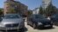 Veturë e regjistruar me targa KM në veri të Mitrovicës.