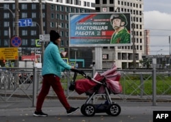 Bilbord u Sankt Peterburgu koji promoviše vojnu službu sa slikom vojnika i sloganom koji kaže: "Služiti Rusiji pravi je posao".