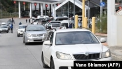 ფოტო არქივიდან: ავტომობილები საქართველო-რუსეთის საზღვარზე