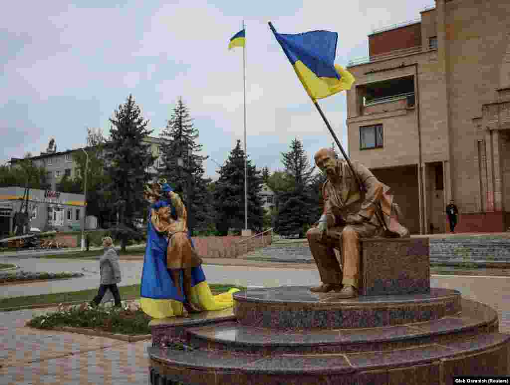 The Ukrainian national flag flutters in the wind atop a monument to Ukrainian poet Taras Shevchenko in Balaklia.