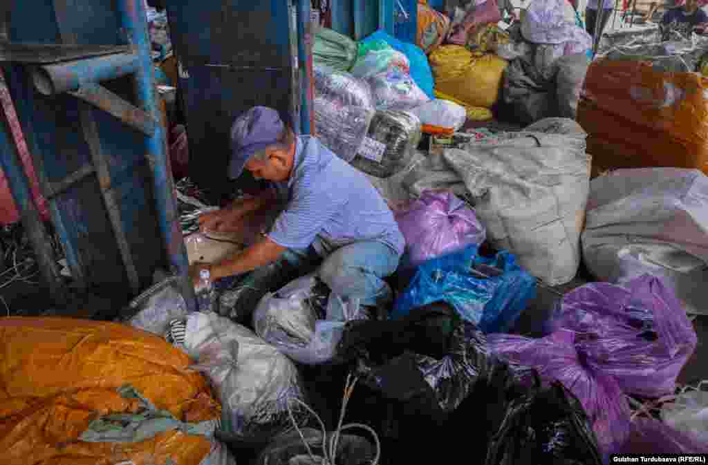 Abdullah fills four to five packages of goods a day. "The rent of the machine for packing goods is 1,000 soms ($12) per month. We pay for garbage, cleaning, and a guard. In addition, we buy bags, rope, and tape for packing goods. What's left over remains in our pockets. But I can't say it's bad. I can find work and money for working," he said. 