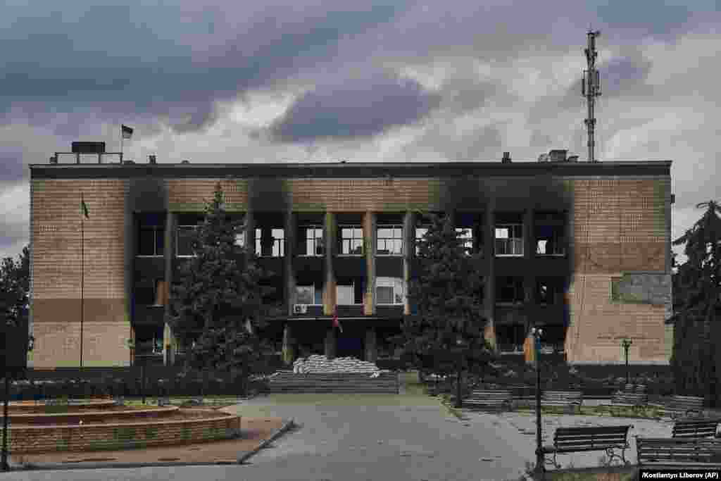 The Ukrainian flag waves once again above the City Hall in Izyum on September 13.