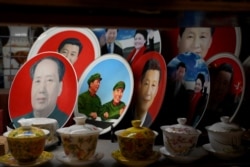 Декоративные тарелки с изображениями Мао Цзедуна и Си Цзиньпина в туристическом магазине в Пекине