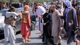 له ارشیفه د طالبانو او یو شمېر معترضانو تصویر 