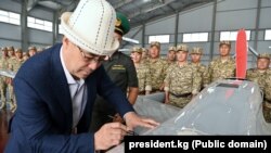 Президент КР Садыр Жапаров посетил базу беспилотных летательных аппаратов Пограничной службы ГКНБ. Архивное фото