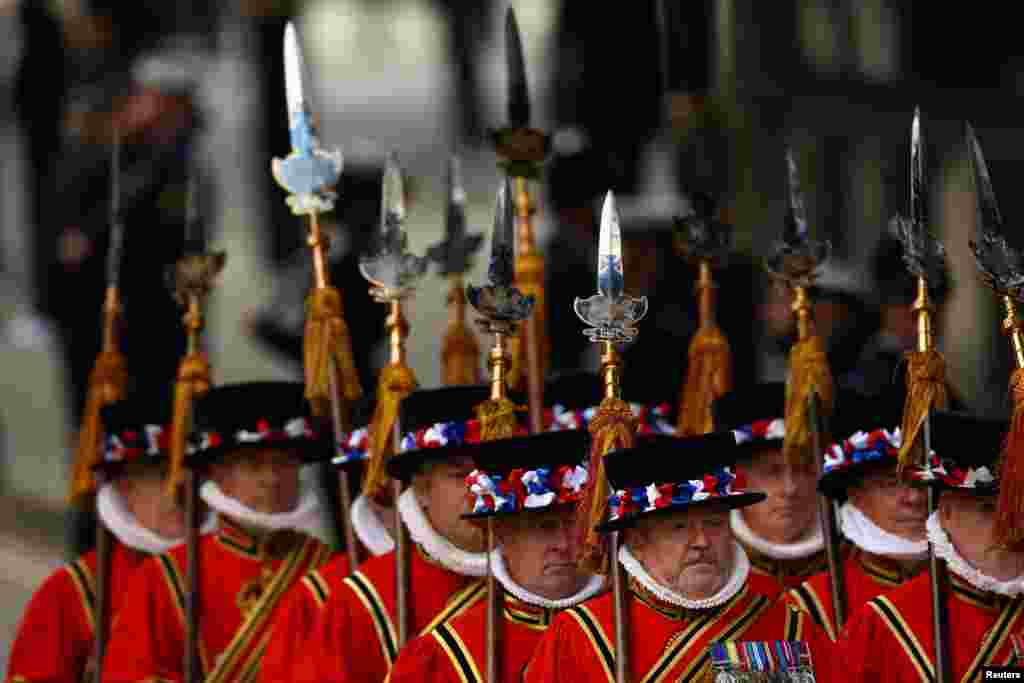 Pjesëtarë të gardës që ka përcjellë arkivolin e Mbretëreshës nëpër Londër.
