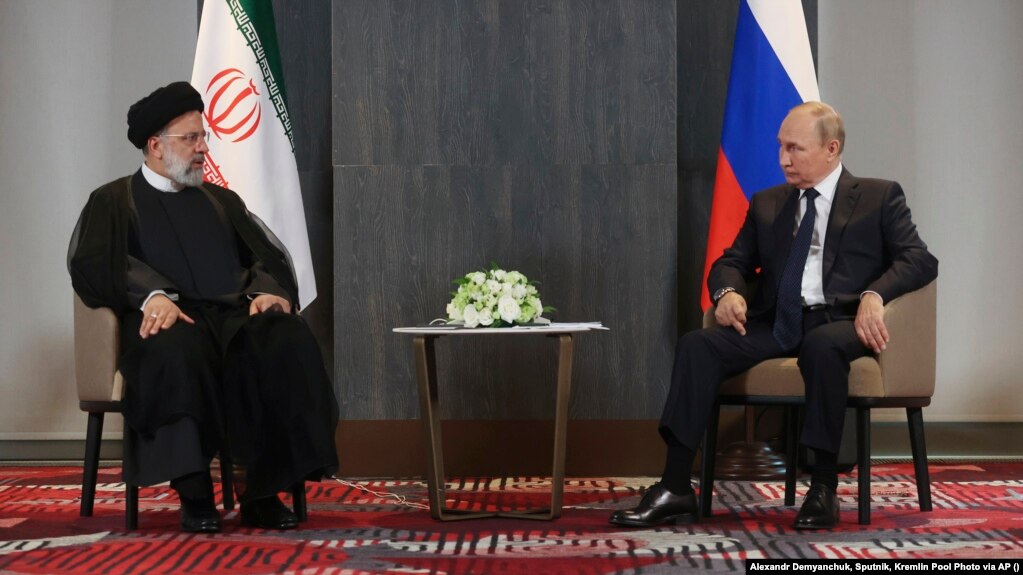 دیدار ولادیمیر پوتین (راست) و ابراهیم رئیسی، روسای جمهوری روسیه و ایران در نشست شانگهای در سمرقند ازبکستان
