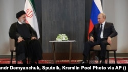 دیدار ولادیمیر پوتین (راست) و ابراهیم رئیسی، روسای جمهوری روسیه و ایران در نشست شانگهای در سمرقند ازبکستان