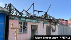 Частично сгоревшая постройка в кыргызском селе близ границы с Таджикистаном
