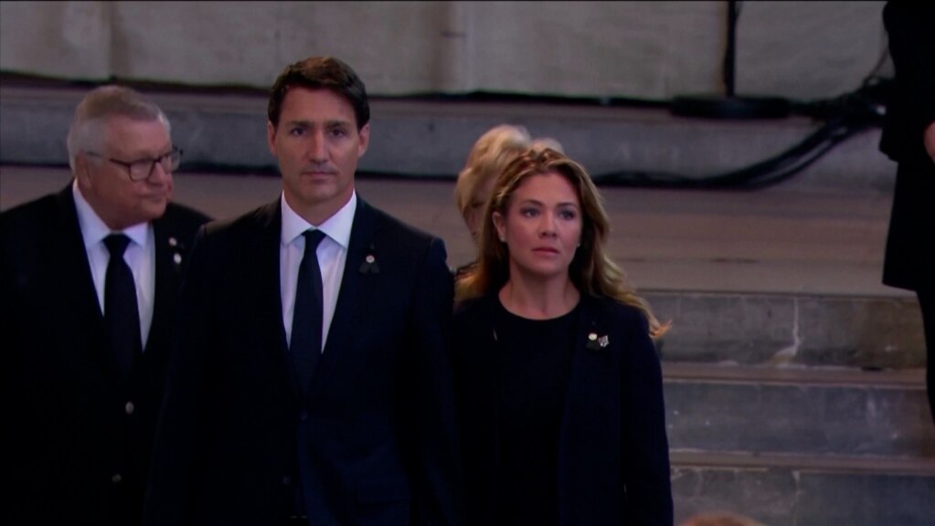 Prim-ministrul Canadei, Justin Trudeau, s-a alăturat sâmbătă miilor de oameni care au adus un ultim omagiu Reginei Elisabeta a II-a 