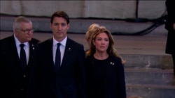 Prim-ministrul Canadei, Justin Trudeau, s-a alăturat sâmbătă miilor de oameni care au adus un ultim omagiu Reginei Elisabeta a II-a 