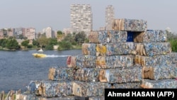 Ілюстраційне фото: човен із пластиковим сміттям із Нілу, зібраним волонтерами. Єгипет, вересень 2022 року