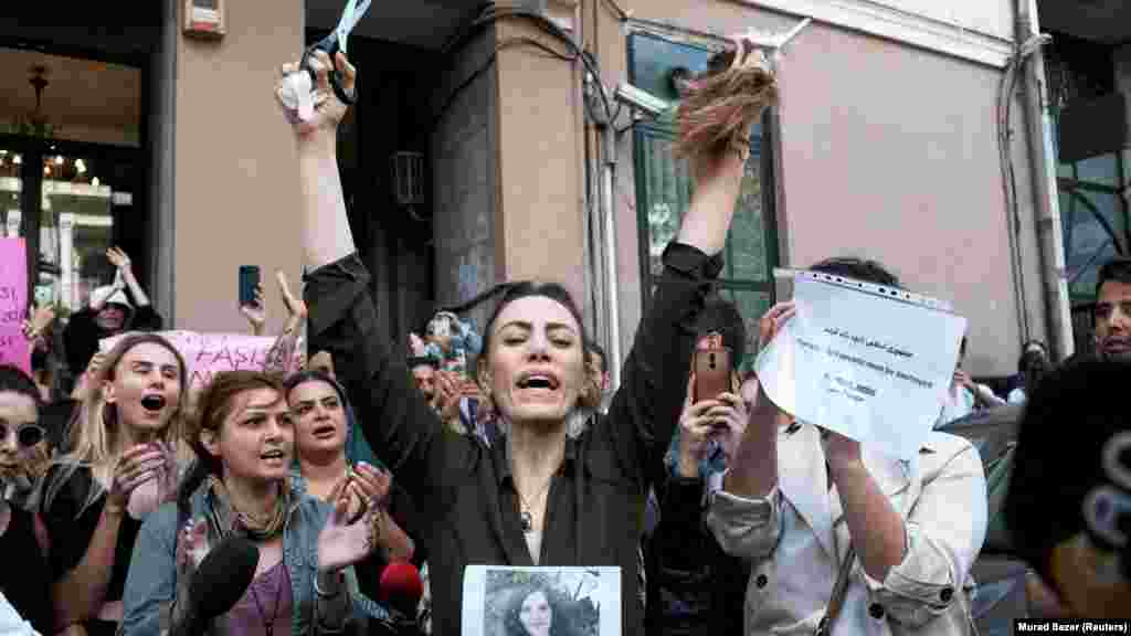 A Törökországban élő, iráni Nasibe Samsaei az isztambuli tüntetésen nyilvánosan levágta&nbsp; a haját, tiltakozásul az iráni rezsim ellen
