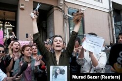 თურქეთში მცხოვრები ირანელი ქალი, სტამბოლში, ირანის საკონსულოს წინ გამართულ საპროტესტო აქციაზე იჭრის თმას და ასე აპროტესტებს მაჰსა ამინის სიკვდილს, 2022 წლის სექტემბერი