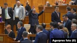 Subvenția pentru finanțarea partidelor a crescut constant în ultimii ani, în timp ce transparența cu privire la cheltuirea lor e tot mai redusă la PSD și PNL, principalele partide parlamentare și membre ale Coaliției. Imagine generică: vot în Parlament, februarie 2020