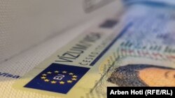 Kosovo je jedina zemlja Zapadnog Balkana čiji građani ne uživaju slobodu kretanja u Šengen zoni i čeka na ovaj korak već dekadu, jer je Mapu puta o ukidanju viza dobilo još 2012.