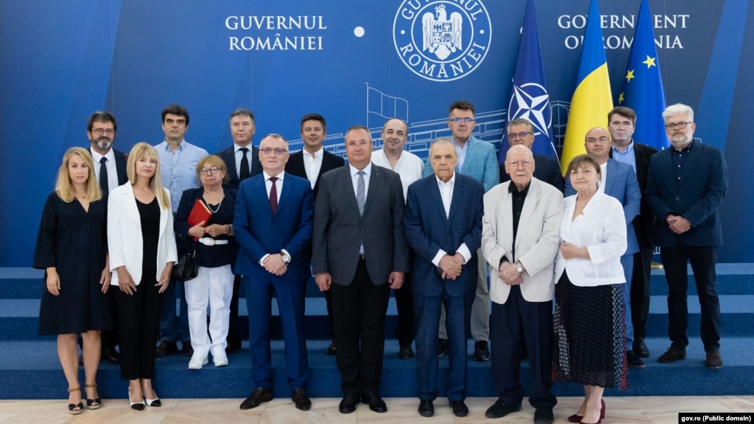 Întâlnirea din 12 septembrie 2022 a premierului Nicolae Ciucă pe tema editurilor și a cărților pentru elevi a reunit un grup eterogen, incluzând foști informatori ai Securității, susținători ai propagandei antioccidentale etc. 