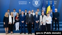 Întâlnirea din 12 septembrie 2022 a premierului Nicolae Ciucă pe tema editurilor și a cărților pentru elevi a reunit un grup eterogen, incluzând foști informatori ai Securității, susținători ai propagandei antioccidentale etc. 