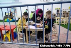 Ukrajnából menekült gyerekek játszanak az átmeneti menekültszállóban a budapesti BOK-csarnokban 2022. március 22-én