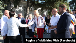 Irina Vlah întâmpinând-o pe Natalia Gavrilița la Festivalul Etniilor, Taraclia