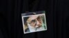 یک زن طرفدار علی خامنه‌ای عکس او را بر روی چادرش سنجاق کرده است