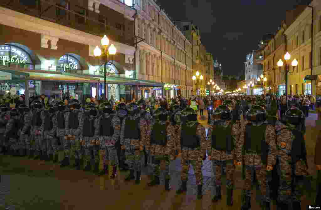 Мәскеудегі Арбат маңында тұрған күштік құрылым өкілдері.&nbsp;