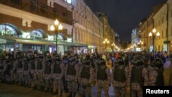 Baraje alcătuite din ofițeri de poliție blocând accesul protestatarilor anti-mobilizare pe una din străzile centrale de la Moscova, în seara de 21 septembrie 2022.