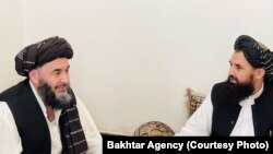 بشر نورزی عضو برجسته طالبان (چپ) در کابل
