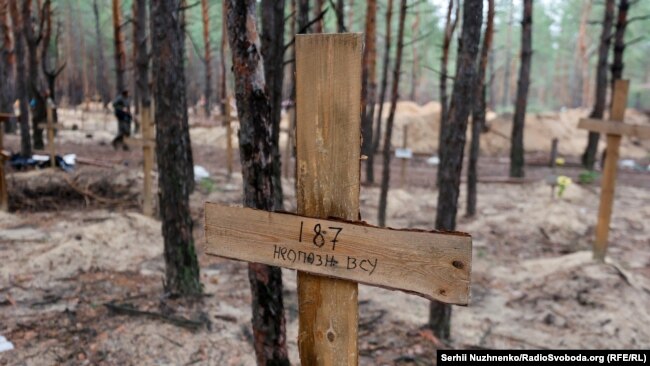 Масове поховання загиблих військових ЗСУ неподалік від Ізюму, 15 вересня 2022 року, ілюстраційне фото