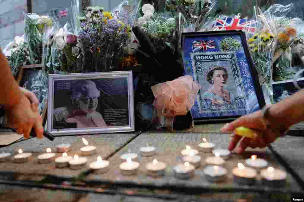 На стотици места во околината на опатијата каде е погребното место на кралицата имаше поставени пунктови со цвеќиња, свеќи и фотографии од кралицата