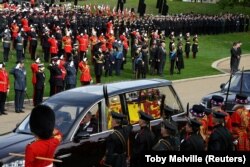 Sicriul Reginei Elisabeta a II-a, transferat într-un dric în dreptul Arcului Wellington din centrul Londrei. La procesiune au participat membrii Familiei Regale a Marii Britanii. Sicriul urmează să ajungă la Castelul Windsor, situat la vest de Londra.