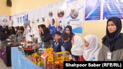 دختران دانشجو در هرات که ربات های دست ساز خود را به نمایش گذاشته اند