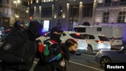 Руската полиција привидува демонстранти, откако опозициските активисти повикаа на улични протести против мобилизацијата на резервистите наредени од претседателот Владимир Путин. Санкт Петербург, Русија, 21 септември 2022 г.
