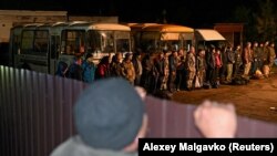 Шеренга мобилизованных перед военкоматом в сибирском городе Тара в Омской области, Россия, 26 сентября 2022 года 