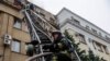 Рятувальники ДСНС гасять пожежу в будівлі Головного слідчого управління Національної поліції України у місті Харкові