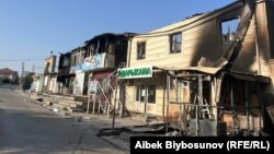 Последствия столкновений в селе Арка Лейлекского района Баткенской области.
