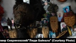 Кабинет Верховного шамана России Кара-оола Допчун-оола в городе Кызыл. Солдаты и их родные приносят сюда фотографии для защитных ритуалов