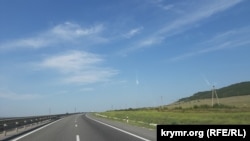 В небе следы от ракеты системы ПВО над трассой "Таврида" в Крыму, сентябрь 2022 года