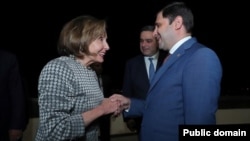 Suren Papikian, ministrul Apărării din Armenia, o întâmpină pe Nancy Pelosi, președinta Camerei Reprezentanților din SUA, Erevan, 18 septembrie 2022