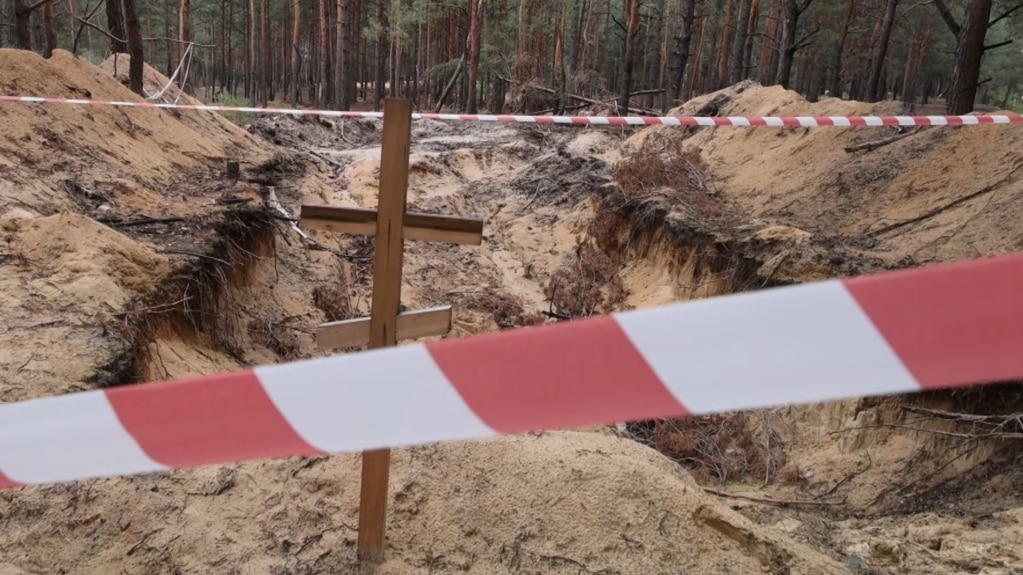 Người Ukraine tìm thi thể bằng tay bị trói trong khu chôn cất hàng loạt gần Izyum