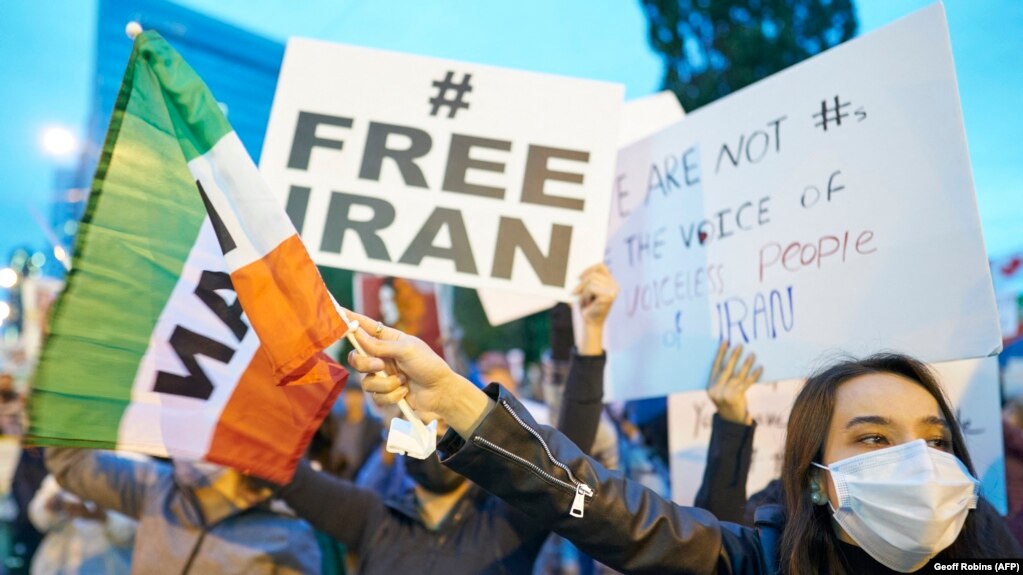 حمایت ایرانیان مقیم کانادا از اعتراضات ایران در پی جان باختن مهسا امینی در بازداشت گشت ارشاد