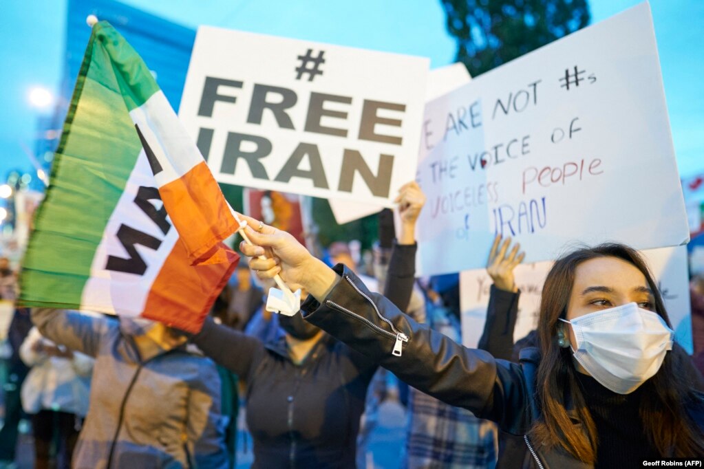 Njerëzit duke protestuar kundër regjimit iranian në sheshin Mel Lastman në Toronto, Ontario.