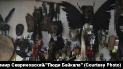 Кабинет Верховного шамана России Кара-оола Допчун-оола в городе Кызыл. Среди духов-помощников прикреплены фотографии тувинских солдат