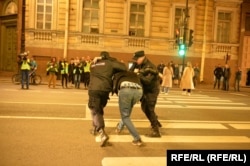 Policija hapsi demonstranta na protestu protiv mobilizacije u Rusiji, Sankt Peterburg 21. septembra