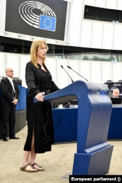  Клер Дали е ирландски евродепутат, която и различен път е подлагала на критика ръководството на Борисов и ГЕРБ. 