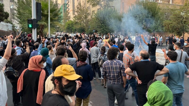 Protestat lëkundin Iranin pas vdekjes së gruas së arrestuar nga policia e moralit