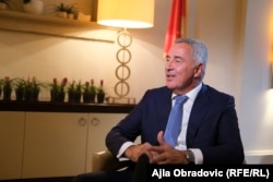 Millo Gjukanoviq gjatë intervistës në Pragë, më 14 shtator.