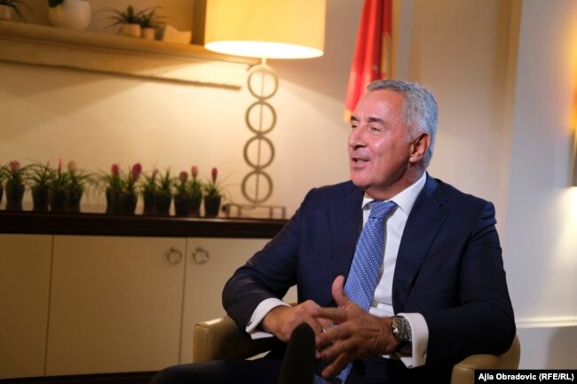 Millo Gjukanoviq gjatë intervistës në Pragë, më 14 shtator.