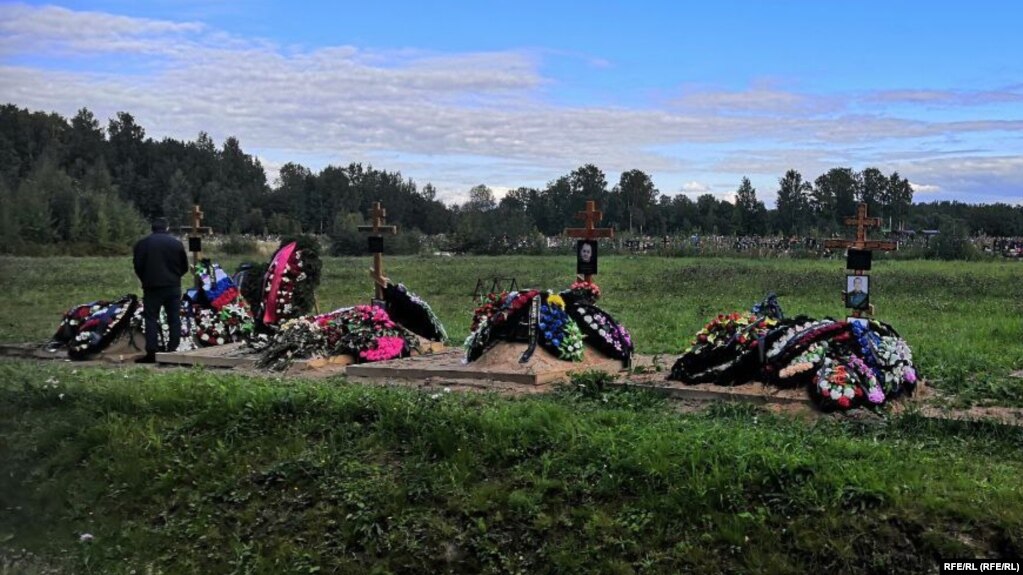 Току що изкопаните гробове на петима мъже, които изглежда са загинали в битките в Украйна. Гробището Петергоф, Санкт Петербург.